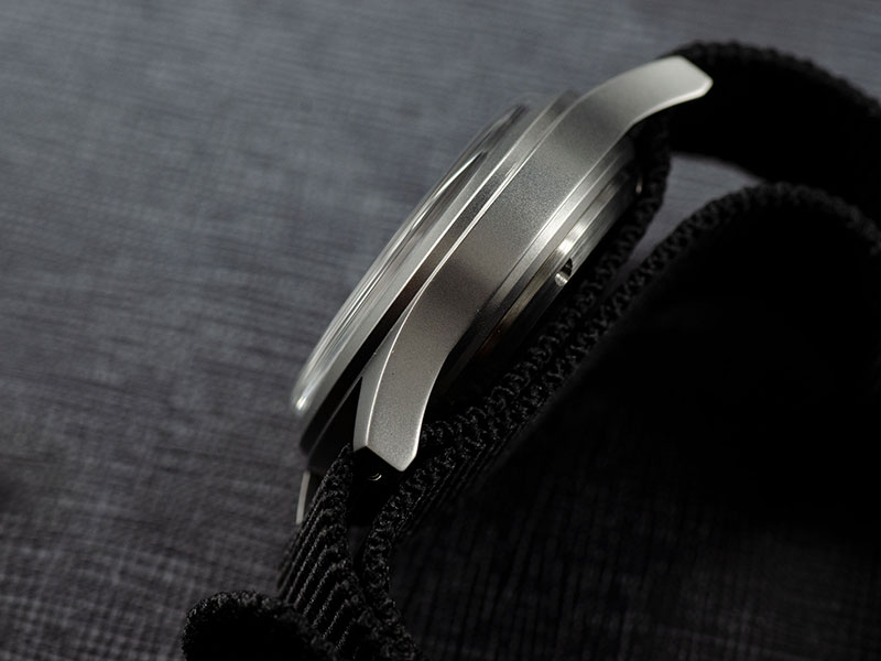 Pouying Dirty Dozen military watch comes uses arched sapphire glass