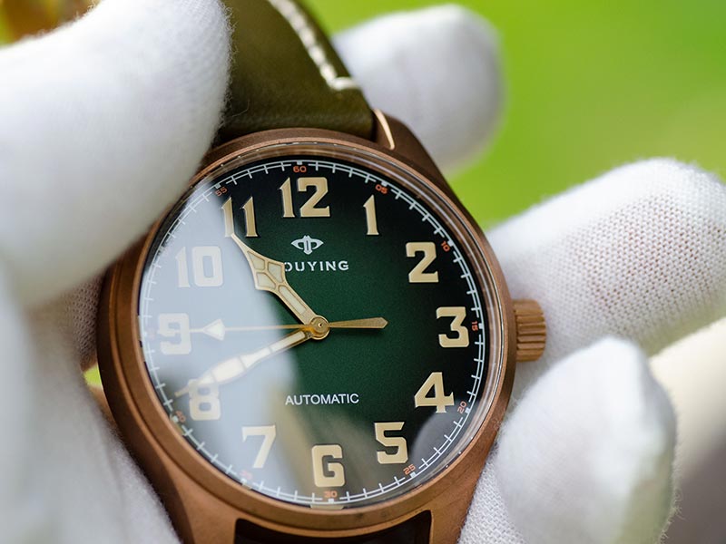 Pouying Puresky pilot watch has a scratch-resistance curved sapphire crystal