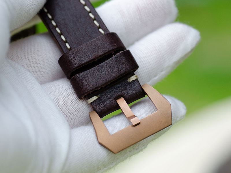 Pouying Puresky pilot watch comes a genuine leather watch band from Italy