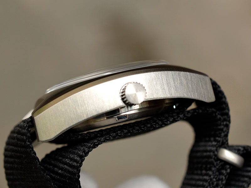 Pouying Royalbar military watch uses solid 316L brushed stainless steel case